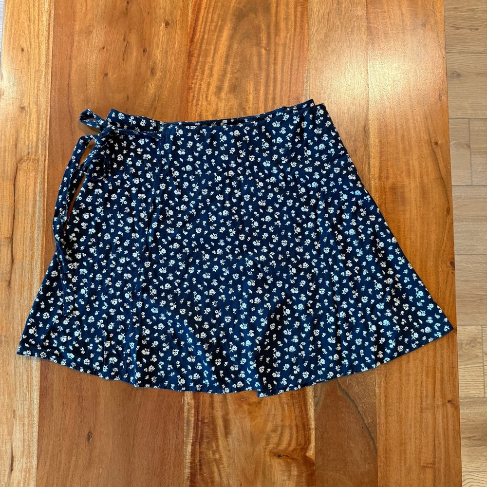 Brandy Melville Women's Blue/White Floral Wrap Skirt